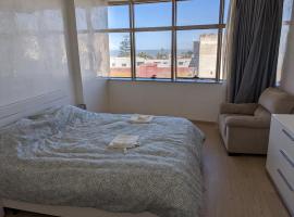 bedroom in the city center with seaview and shared bathroom，位于杰迪代的酒店