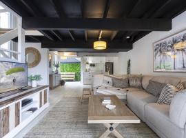 Beachside 2-Bed House with Pool, Courtyard & BBQ，位于阳光海岸的酒店