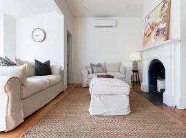Cute & Comfortable Cottage: Near City with Parking，位于Kings Park的酒店
