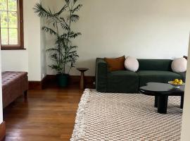 Luxurious Oceanfront Villa，位于Camden的酒店