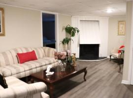 Spacious 2bdrm apartment in home 10mins to Airport，位于大学公园市的酒店