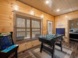 Best Location, Dollywood & PF Downtown, 2 BR cozy cabin with Mtn view, Hot tub and Game Room，位于赛维尔维尔的别墅