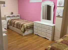 Cute 2 beds room , for females only，位于渥太华的民宿