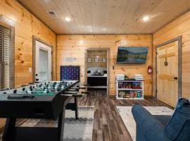 Prime Location! Gem of Dollywood & PF with Mtn view, Hot tub & Game Room
