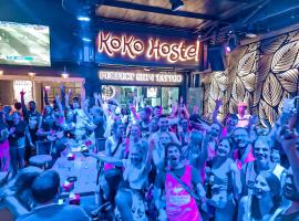 KOKO Party Hostel，位于奥南海滩的酒店
