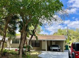 Beautiful 3 Bedroom house in Dania Beach! Hot Tub and Great Location!，位于达尼亚滩的度假屋
