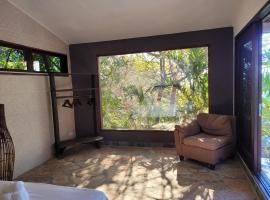 Quiet and comfy studio with jungle views，位于Playa Maderas的酒店