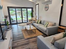 MOOLOOLABA CANAL HOME - Modern 4Bedroom with Spa, Sauna and Private Pontoon - NEW proprietor 2024，位于穆卢拉巴的别墅