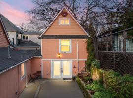 The Carriage House Chic Treetop Loft and Hot Tub，位于草谷的酒店