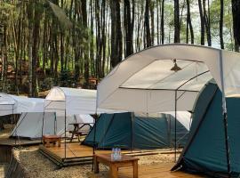 Camping muara rahong hills，位于Palayangan的豪华帐篷营地