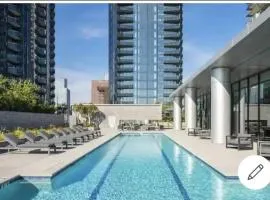 Comfy Apt with pool & hot tub in downtown LA'