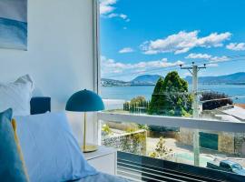 Bannockburn - Luxury with panoramic water views，位于霍巴特的酒店