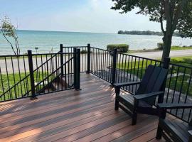 Elite Upper Deck Suites l Lake front with hot tub-May to Oct，位于Cayuga的度假屋