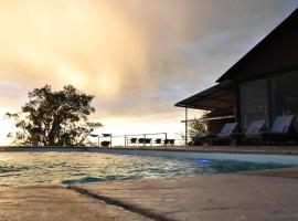 Aloegrove Safari Lodge，位于奥奇瓦龙戈的带泳池的酒店