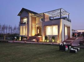 Falak Farms- Villa with Pool,Jacuzzi in Chandigarh，位于Khizrābād的带泳池的酒店