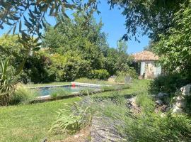 Charmante dépendance avec piscine en Provence，位于勒皮伊圣雷帕拉德的酒店