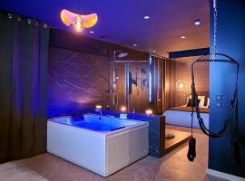 Love Room L'Aixtase - Oasis Romantique à Aix-les-Bains，位于艾克斯莱班的带按摩浴缸的酒店
