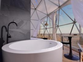 Tranquility Luxe Dome - Hot Tub & Luxury Amenities，位于Swiss的豪华帐篷营地
