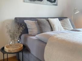 CROWN LIVING Design Apartment - 2 Schlafzimmer - Küche - gratis Parkplatz - Abstellraum für Fahrräder/Ski，位于Mäder的酒店