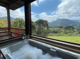 Chalés incríveis com banheira de hidromassagem e vista encantadora，位于乌鲁比西的带按摩浴缸的酒店