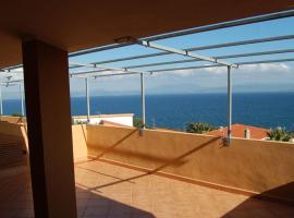 Rifinito appartamento con veranda vista mare a Maladroxia C65，位于Maladroxia的酒店