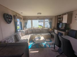 Caravan sleeps 8 at Littlesea, Weymouth，位于Wyke Regis的度假村