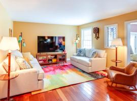 Colorful Milford Home on 7 Wooded Acres!，位于Milford的酒店