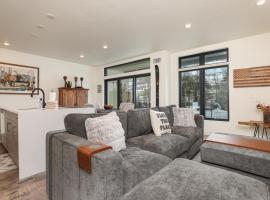 Après Shores Riverfront: Upscale Downtown Retreat，位于西尔弗索恩的酒店