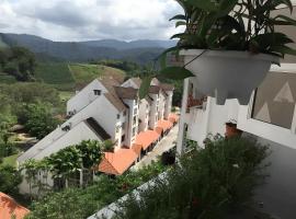 Bukit Tinggi Fuchsia Hillhomes，位于武吉丁宜的酒店