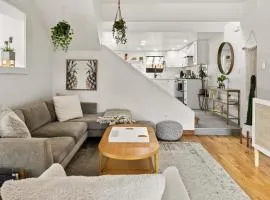 Garden Retreat - Hot Tub - Peloton - Walk to Shops