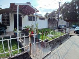 Santa Tecla Acogedora Guest House，位于Nueva San Salvador的带停车场的酒店