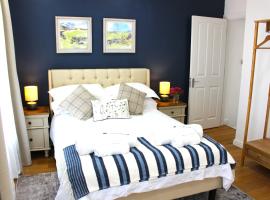 Elegant 4 bedroom, Maidstone house by Light Living Serviced Accommodation，位于梅德斯通梅德斯通地方法院附近的酒店