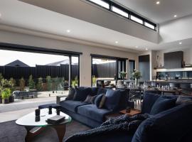 Chalet Noir - sleek design with heated plunge pool，位于戴尔斯福特的豪华酒店
