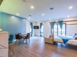 Spacious Suite with Free parking in Downtown, 3 beds, Dining for 6, kitchen in Apt, washer and dryer in Apt, 15 min to Airport