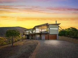 Tree Top Views - Magnificent 4 Bedroom House - 3 Minutes to MONA