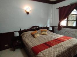 Luxury front sea private villa, 3 bedroom on the bang po beach Maenam ,ko Samui，位于班邦宝的酒店