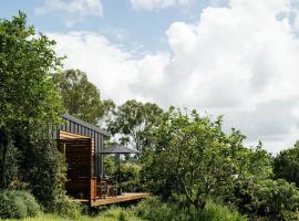 The Nest, Tiny House With a View. Byron Hinterland，位于克伦司的酒店