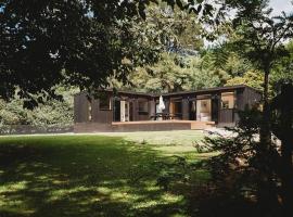Beautiful Rural Retreat and Sapphire Springs Thermal Mineral Pools，位于Tahawai的酒店