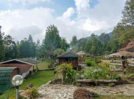 Hilltop Camp by TwoSpaces, Lembang，位于伦邦的乡村别墅