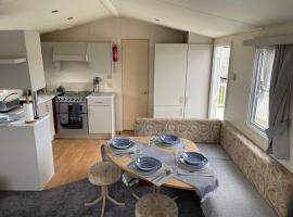 Whitstable 2 bed Fully Fitted Seaside Caravan，位于Seasalter的酒店