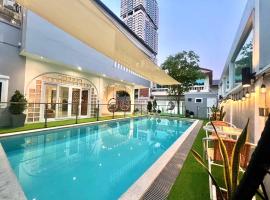 Large Pool Villa (440 SQM) Near ThongLor BTS. 4 Bedrooms/4.5 Baths. FREE Airport Pickup Service.，位于曼谷的酒店