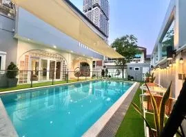 Large Pool Villa (440 SQM) Near ThongLor BTS. 4 Bedrooms/4.5 Baths. FREE Airport Pickup Service.