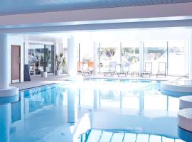 诺富特加的夫中心酒店，位于卡迪夫的带泳池的酒店