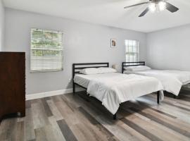 Large Guest Rooms in Tampa，位于坦帕的酒店