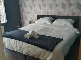 Double Bedroom 96GLC Greater Manchester，位于米德尔顿的酒店