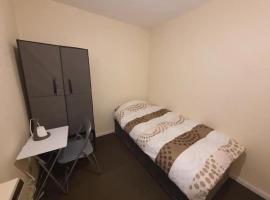 Single Bedroom TDC Greater Manchester，位于米德尔顿的酒店