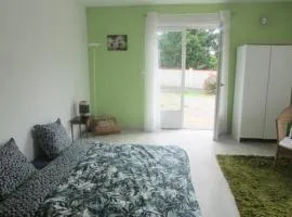 Chambre 20m2 avec salle de bain privée dans maison en bois