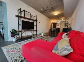 Chic 1BDR Loft with Office Space-Heart of Toronto