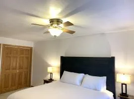 Bridge Inn Tomahawk - Suite 101, Kitchen, 1 Kind Size Bed, 2 Futons, Walkout, River View