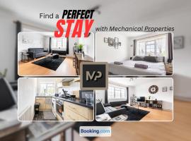 Luxury Apartment By Mechanical Properties Short Lets and Serviced Accommodation Epsom with Parking，位于埃普瑟姆的带停车场的酒店